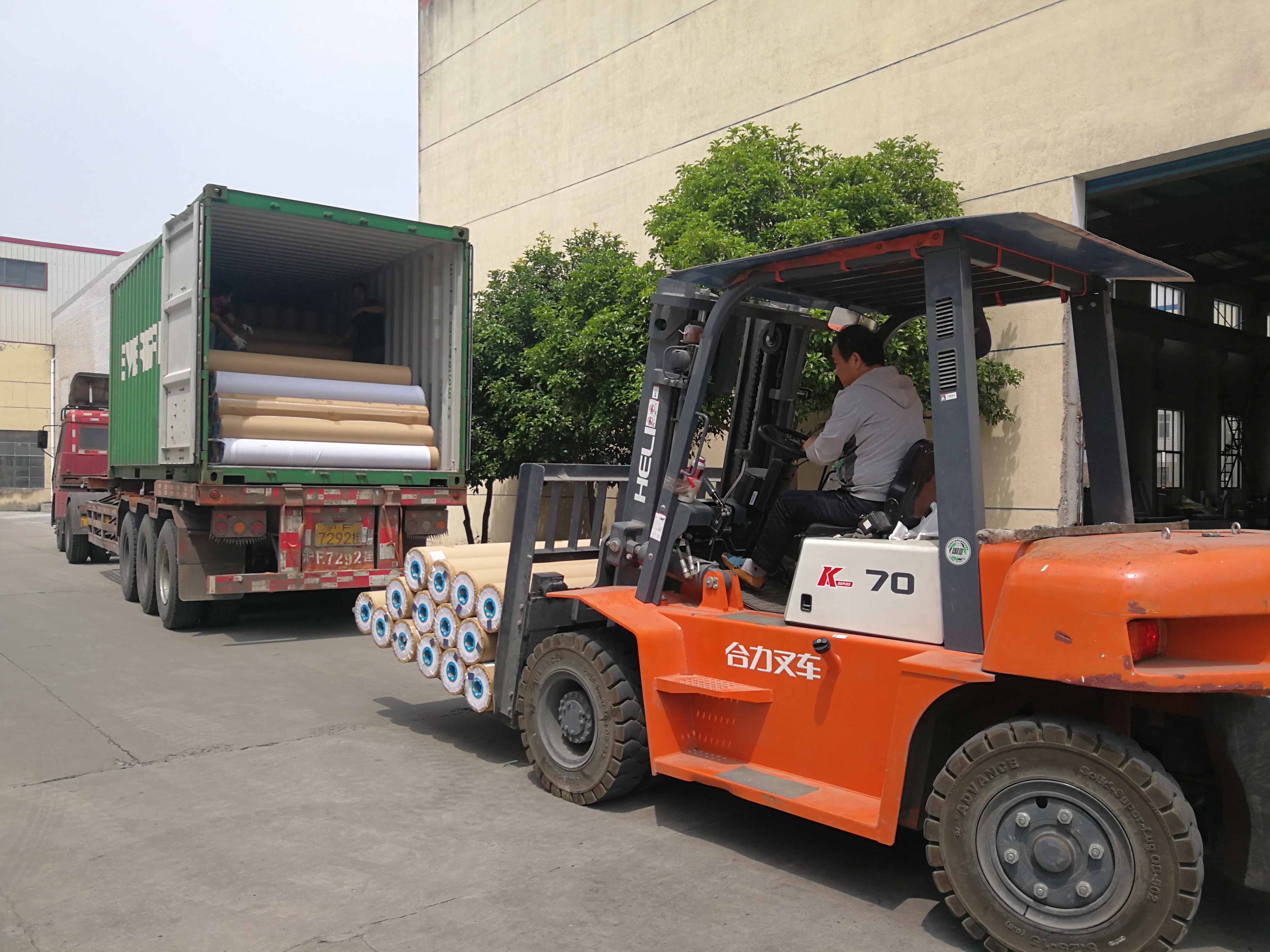 Flooring rolls loaded directly into a container