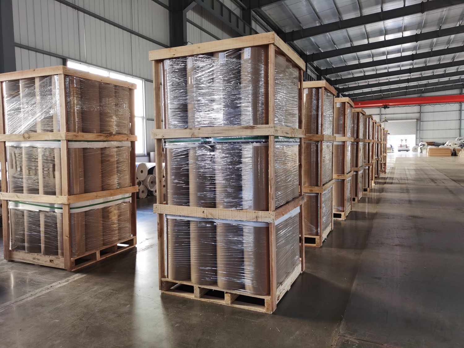 Flooring rolls protected in wooden cases