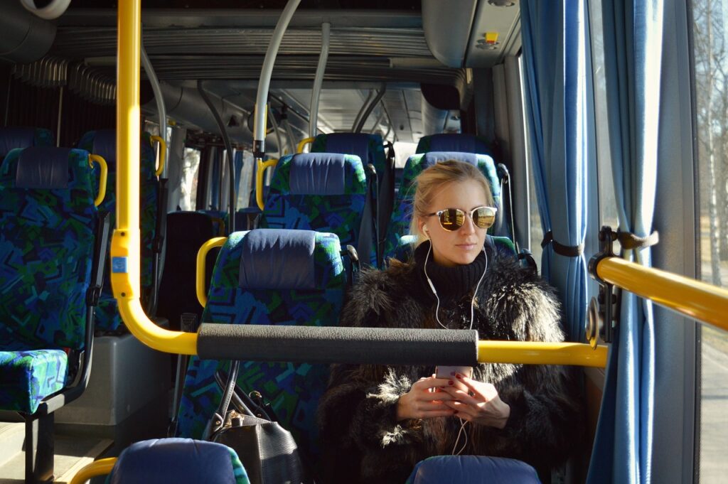 bus, girl, earphones-2531578.jpg